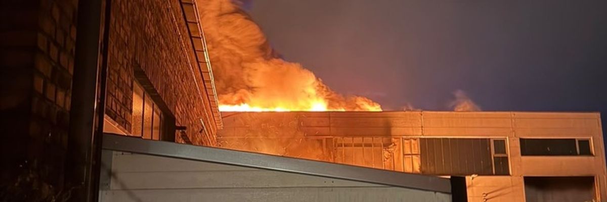 FW Ratingen: Brand in Lagerhalle in Ratingen-West