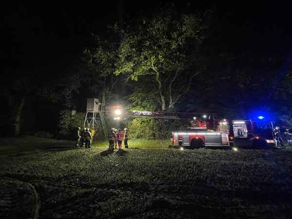 FW Hünxe: Verletzte Person auf einem Jagdhochsitz in Notlage