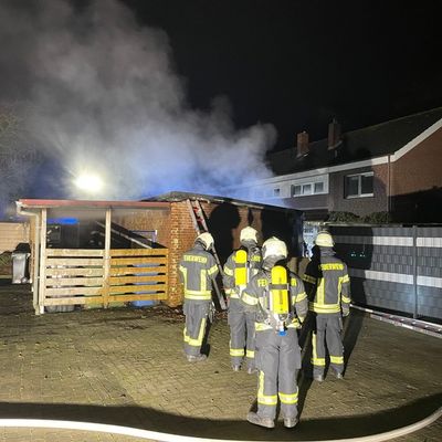 FW-AUR: Hinterhof-Garage brennt in der Nacht