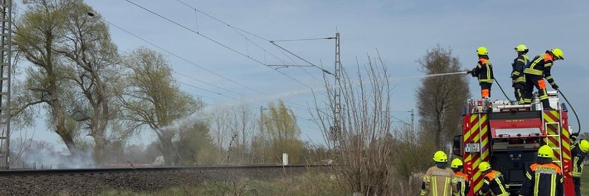 FW-ROW: Böschungsbrand entlang der Bahnstrecke - Feuerwehren mehrfach im Einsatz
