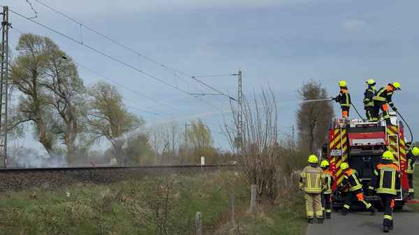 FW-ROW: Böschungsbrand entlang der Bahnstrecke - Feuerwehren mehrfach im Einsatz