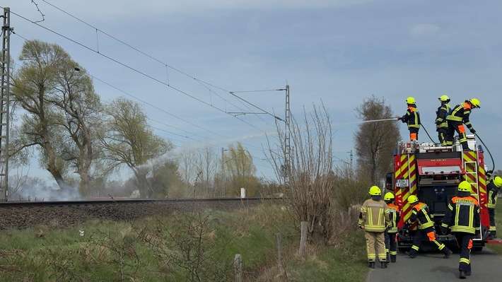 FW-ROW: Böschungsbrand entlang der Bahnstrecke - Feuerwehren mehrfach im Einsatz