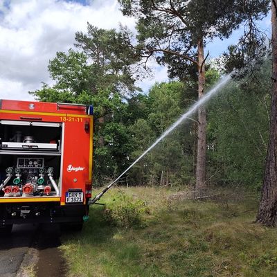 FW Lüchow-Dannenberg: 3. Zug der Kreisfeuerwehrbereitschaft übt Waldbrandszenario im Raum Müggenburg/Grabow +++ rund 30 Einsatzkräfte im Einsatz +++ zum ersten Mal Krad-Melder beteiligt