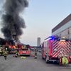 FW-E: Großbrand im Essener Stadthafen - Feuerwehr verhindert Übergreifen auf Lagerhalle