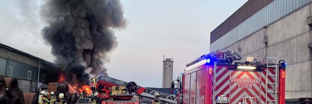FW-E: Großbrand im Essener Stadthafen - Feuerwehr verhindert Übergreifen auf Lagerhalle