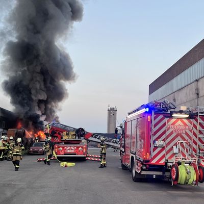 FW-E: Großbrand im Essener Stadthafen - Feuerwehr verhindert Übergreifen auf Lagerhalle