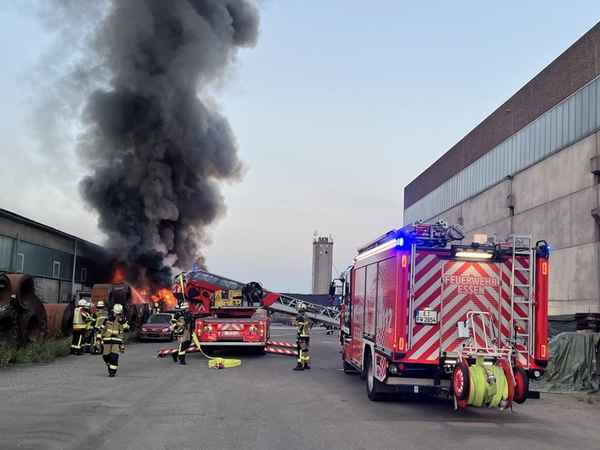 FW-E: Großbrand im Essener Stadthafen - Feuerwehr verhindert Übergreifen auf Lagerhalle