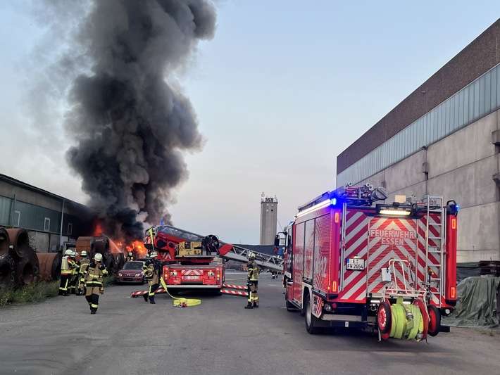 FW-E: Großbrand im Essener Stadthafen - Feuerwehr verhindert Übergreifen auf Lagerhalle