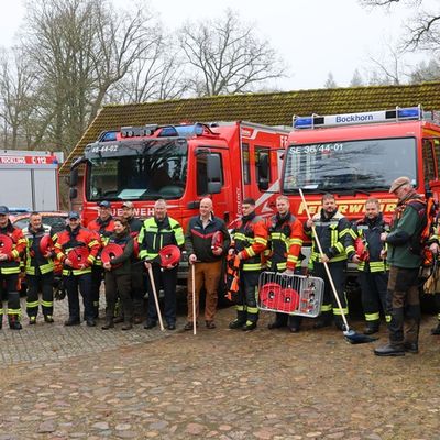 FW-SE: Schleswig-Holsteinische Landesforsten stärken Zusammenarbeit mit Feuerwehren im Segeberger Forst - Spezialausrüstung zur Waldbrandbekämpfung übergeben