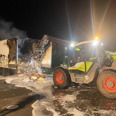 FW Bergheim: LKW brennt an der Landstraße 93 in Bergheim Teleskoplader unterstützt Löscharbeiten