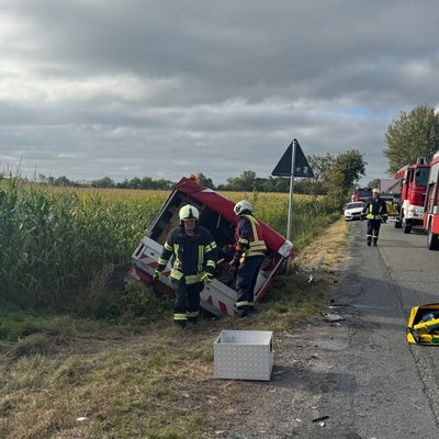 FW-AUR: Verkehrsunfall zwischen Auto und Pritschenwagen