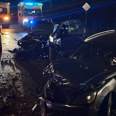 FW-AUR: Zusammenprall zweier PKW / Feuerwehr transportiert Schulkinder