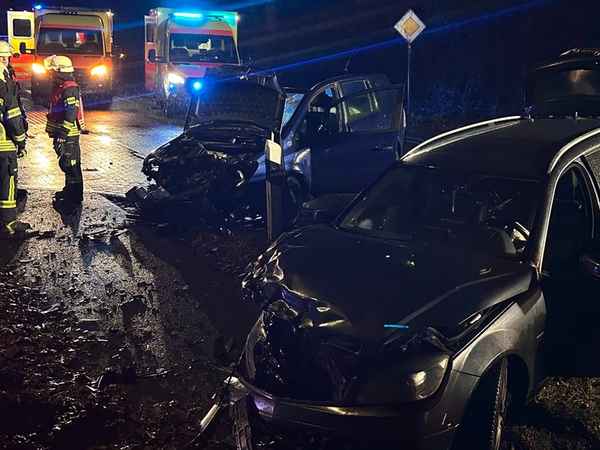 FW-AUR: Zusammenprall zweier PKW / Feuerwehr transportiert Schulkinder