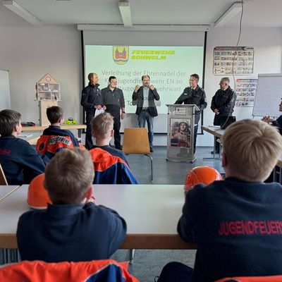 FW-EN: Besondere Ehrung für Stadtjugendfeuerwehrwart Tom Noquer - Bürgermeister Langhard gratuliert!