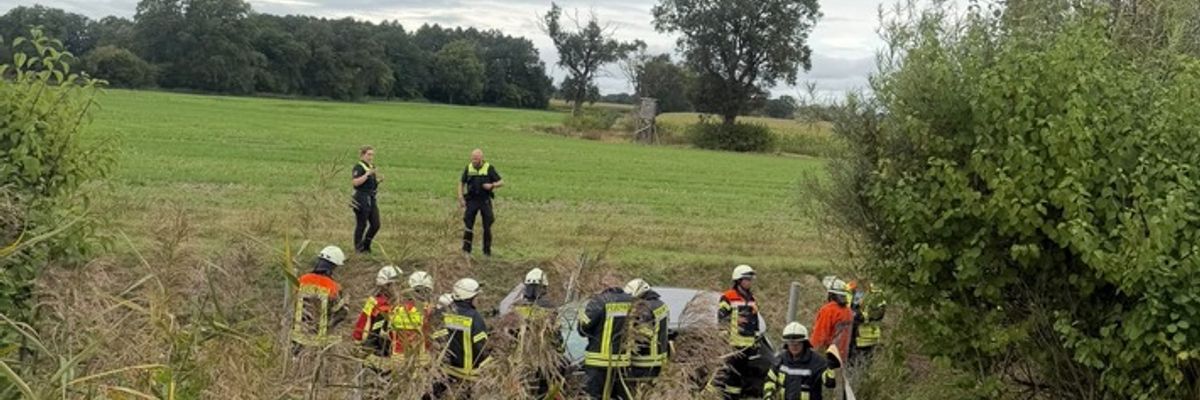 FW-ROW: Ehepaar nach Verkehrsunfall auf der A1 aus Fahrzeug befreit