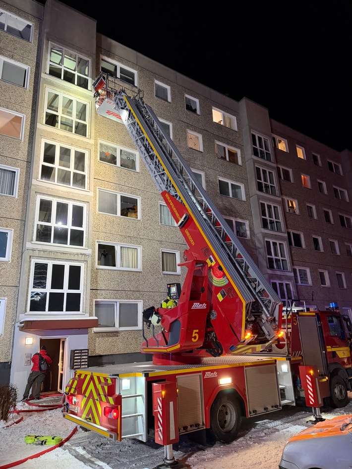 FW Dresden: Mehrere Verletzte durch Kellerbrand