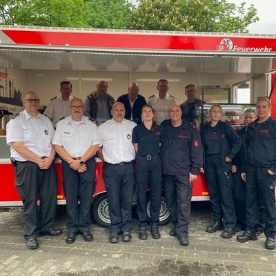FW-Velbert: Neuer Versorgungsanhänger für die Feuerwehr Velbert übergeben