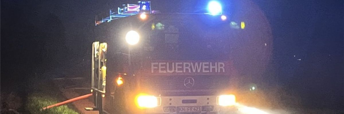 FW Reichenau: Brennende Riedballen gelöscht, Reichenau-Mittelzell - 11.04.2025