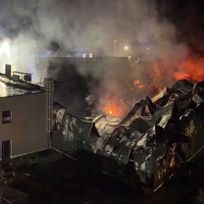 FW Helmstedt: Großbrand im Industriegebiet Neue Breite: Lagerhalle brennt vollständig nieder