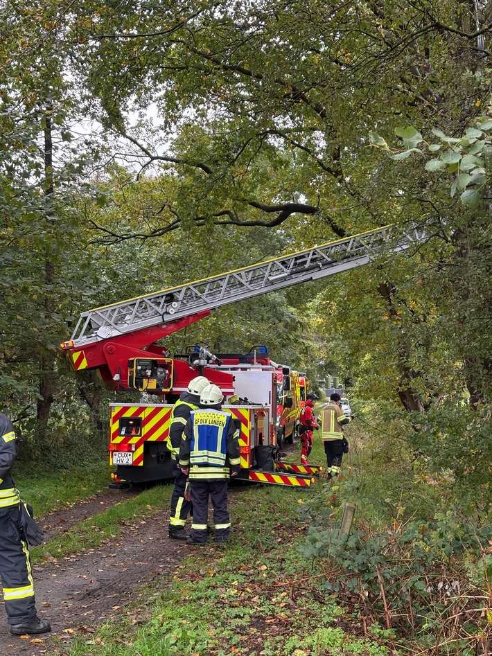 FW Geestland: Höhenrettungseinsatz nach Baumfällarbeiten