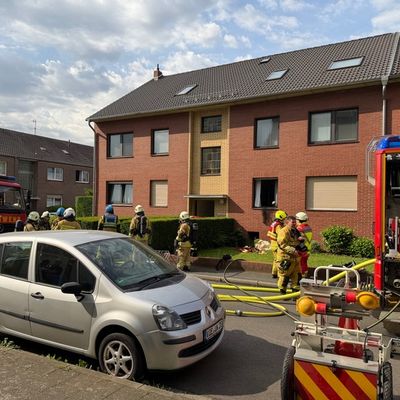 FW Tönisvorst: Wohnungsbrand in Tönisvorst - 2 Personen durch Feuerwehr gerettet Feuerwehr rettet zwei Personen aus einer verrauchten Brandwohnung. Fünf weitere Bewohner und eine Katze wurden in Sicherheit gebracht.