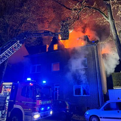 FW-GE: Vollbrand eines leerstehenden Gebäudes