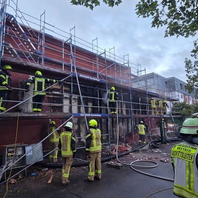 FW Datteln: Brand an der Fassade der renovierten Realschulturnhalle