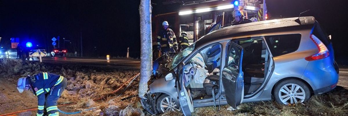 FW-M: Pkw prallt gegen Baum (Lochhausen)