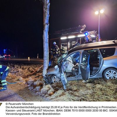 FW-M: Pkw prallt gegen Baum (Lochhausen)