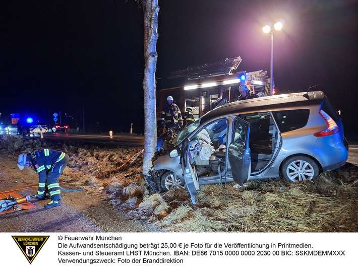 FW-M: Pkw prallt gegen Baum (Lochhausen)