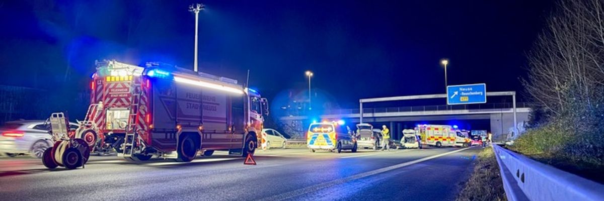 FW-NE: Verkehrsunfall auf der A57 Höhe Neuss-Reuschenberg | Vier verletzte Personen