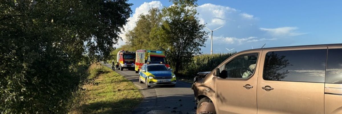 FW-AUR: Betriebsstoffe nach Verkehrsunfall ausgetreten