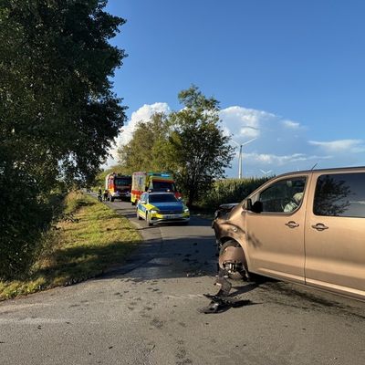 FW-AUR: Betriebsstoffe nach Verkehrsunfall ausgetreten