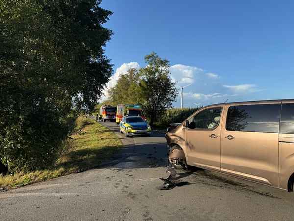 FW-AUR: Betriebsstoffe nach Verkehrsunfall ausgetreten