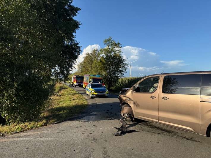 FW-AUR: Betriebsstoffe nach Verkehrsunfall ausgetreten