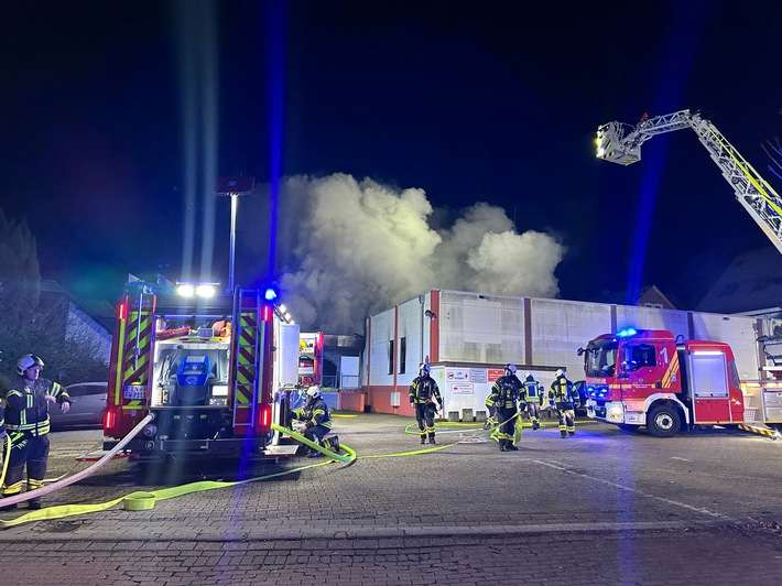FW-EN: Erstmeldung: Brand in Möbellager