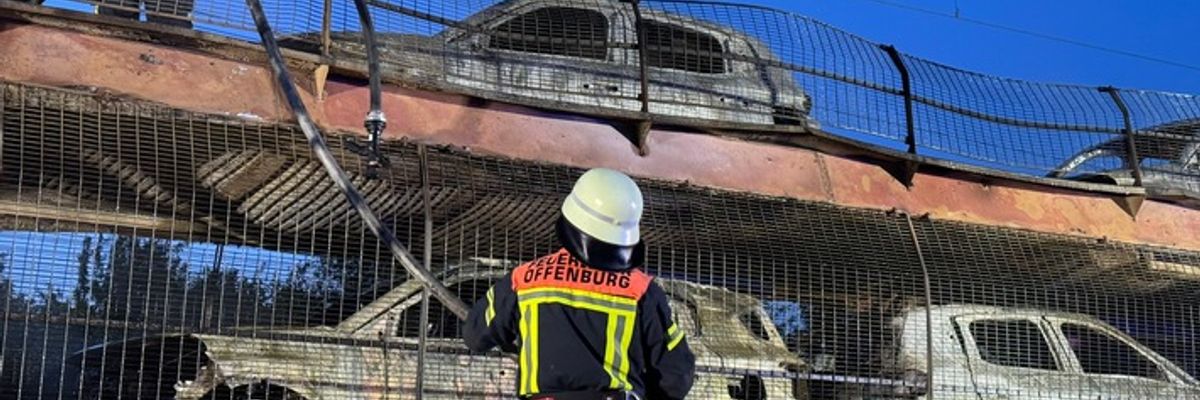 FW-OG: Autozug brennt - Mehrere Neuwagen zerstört