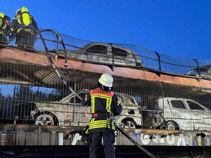 FW-OG: Autozug brennt - Mehrere Neuwagen zerstört