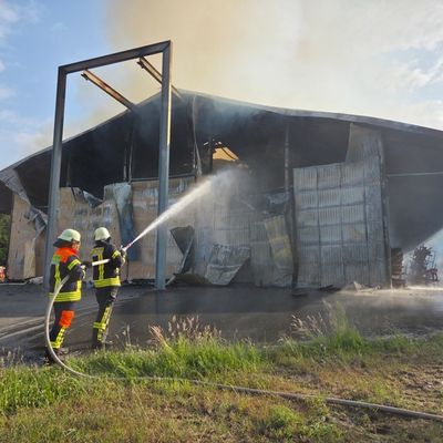 FW-ROW: Feuerwehreinsatz in Ostereistedt: Lagerhalle in Vollbrand