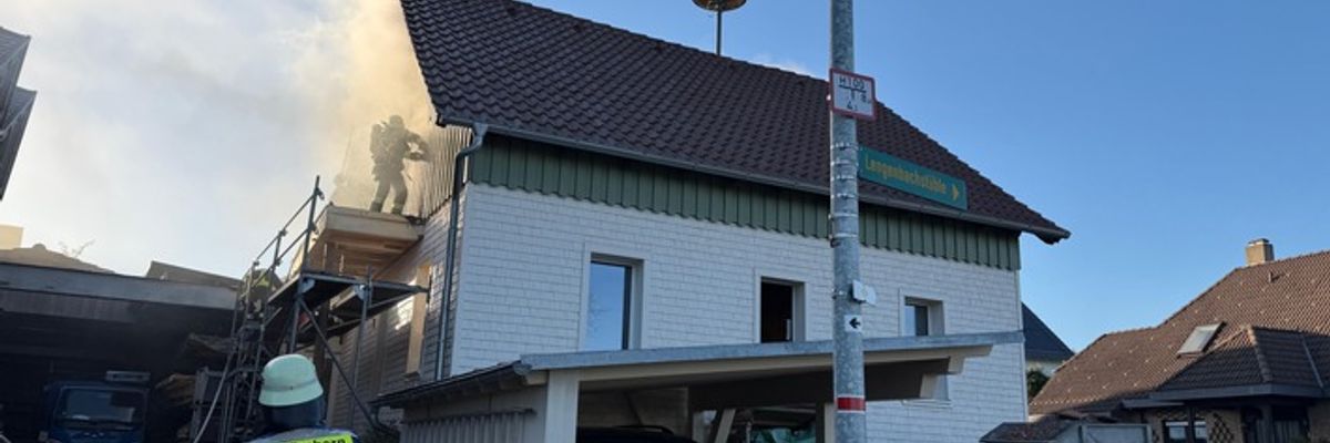 KFV-CW: Fassadenbrand an Schreinerei/Schnelles Eingreifen der Feuerwehr verhindert Großbrand