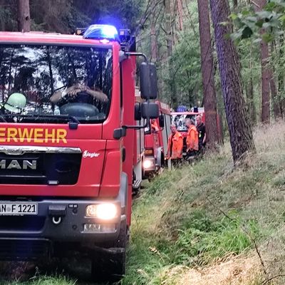 FW Lüchow-Dannenberg: +++ Waldbrandübung in Lüchow-Dannenberg +++ Feldbrand bei Clenze breitet sich aus +++ Insgesamt 8ha Waldgebiet betroffen +++ Feuerwehr hat Probleme mit engen und zugewachsenen Wegen +++