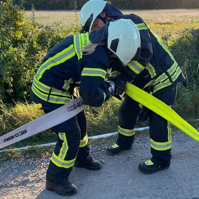 FW Lehrte: Regionsfeuerwehrbereitschaft des Brandschutzabschnitts 4 trainiert mit Kräften aus Burgdorf, Lehrte, Sehnde und Uetze die Wasserversorgung bei Vegetationsbränden