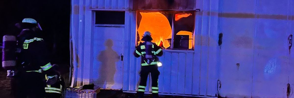 FW-DO: Werkstattbrand auf Möbelhausgelände Roller