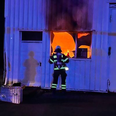 FW-DO: Werkstattbrand auf Möbelhausgelände Roller