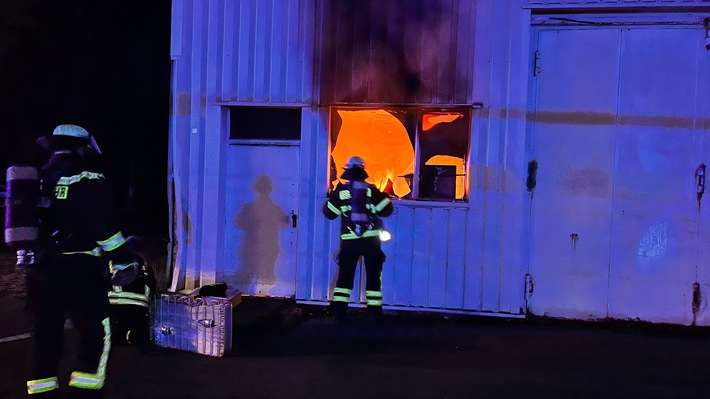 FW-DO: Werkstattbrand auf Möbelhausgelände Roller