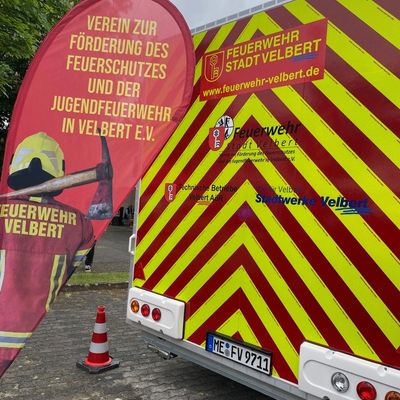 FW-Velbert: -Korrektur- Neuer Versorgungsanhänger für die Feuerwehr Velbert übergeben