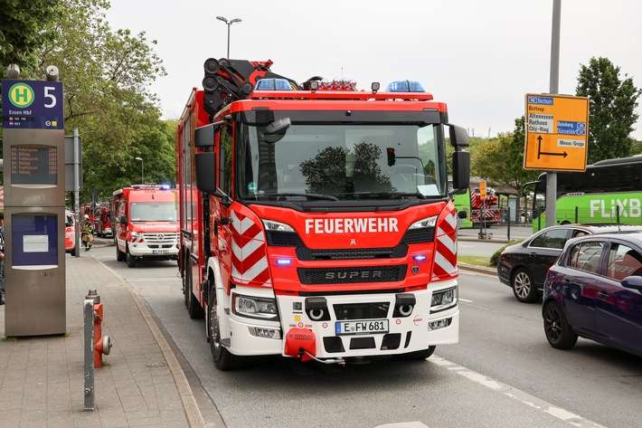 FW-E: Feuerwehr befreit Person aus Zwangslage am Hauptbahnhof