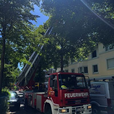 FW-EN: Erstmeldung: Dachstuhlbrand mit Menschenrettung in der Schöntaler Straße - 2 Personen mit Drehleiter gerettet