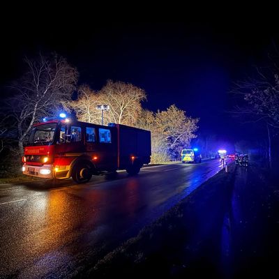FFW Schiffdorf: Pkw kommt von Fahrbahn ab - Fahrer unverletzt