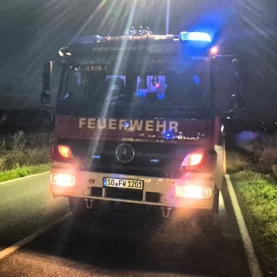 FW Ense: Verkehrsunfall - PKW auf Dach